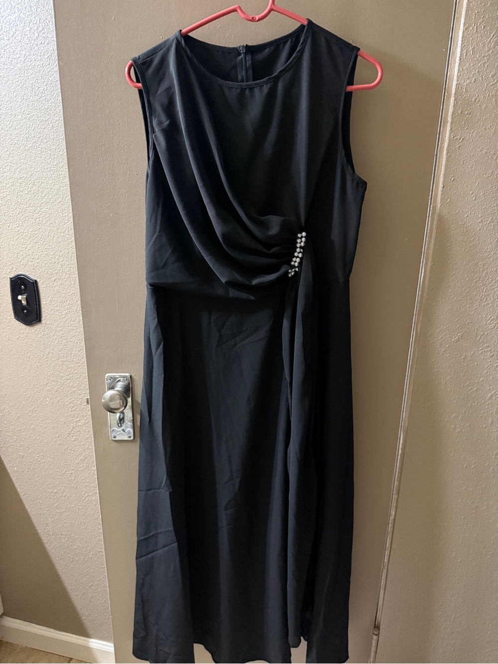 Elegant Black Sleeveless Evening Dress with Draped Bodice
